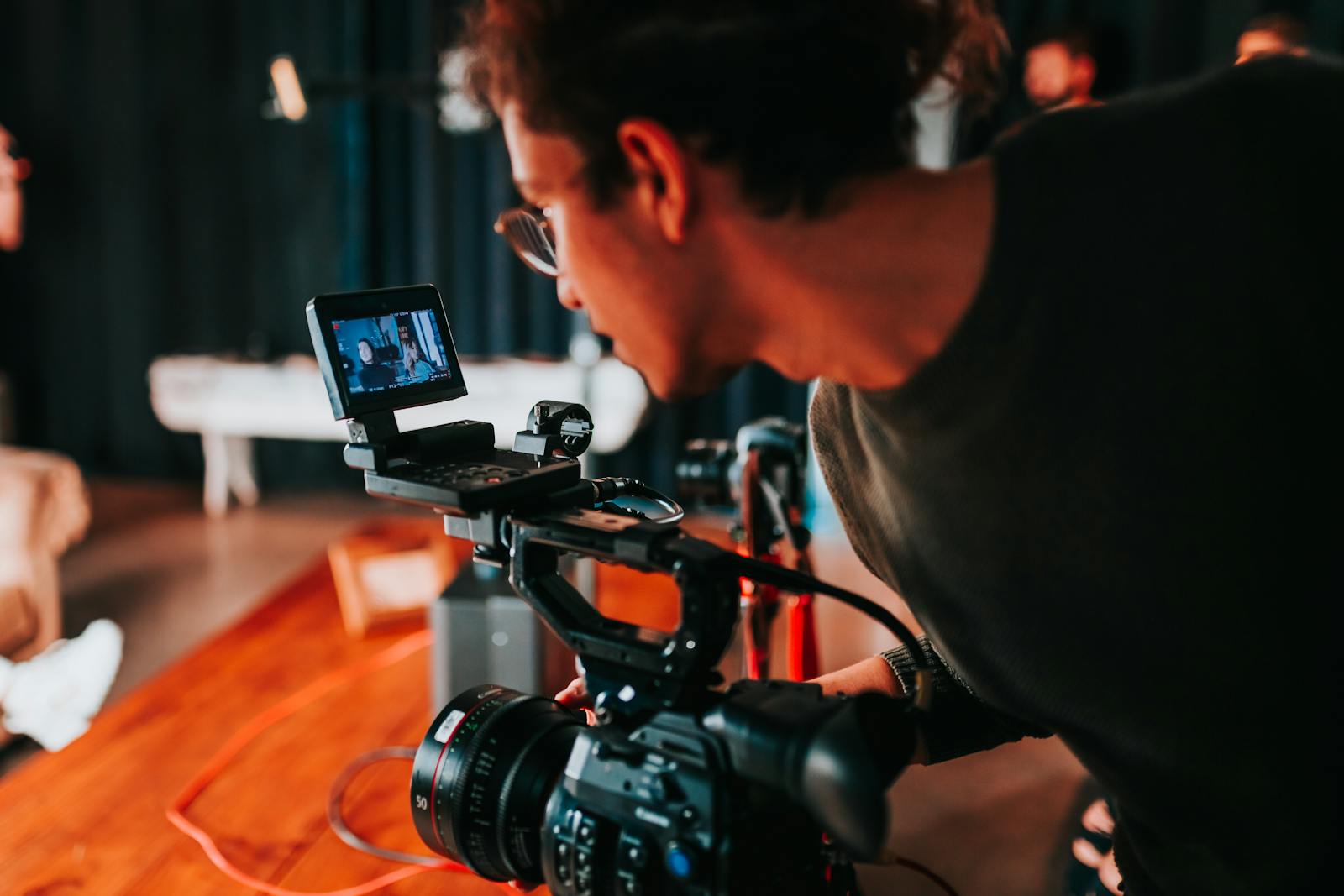 Creatieve Synergie: Hoe Videoproductie in Rotterdam en Grafisch Ontwerp in Amsterdam Samenwerken voor Succes